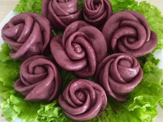 紫薯玫瑰花卷,如图冷水上锅，在玫瑰花上均匀的涂抹一层薄薄的食用油，蒸出来的玫瑰花光泽细腻，色彩艳丽，盖上盖子，开锅以后计时蒸15～20分钟，蒸好不要马上出锅，盖上盖子焖五分钟，装盘开吃。我们的玫瑰花可以是含苞待放，可以是含蕊吐香，也可以是肆意怒放，美丽的玫瑰花快来拥有他。