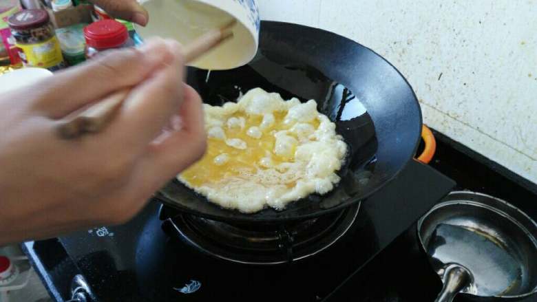≈小南瓜炒蛋≈,锅内倒入适量的油，油热后加入鸡蛋炒散