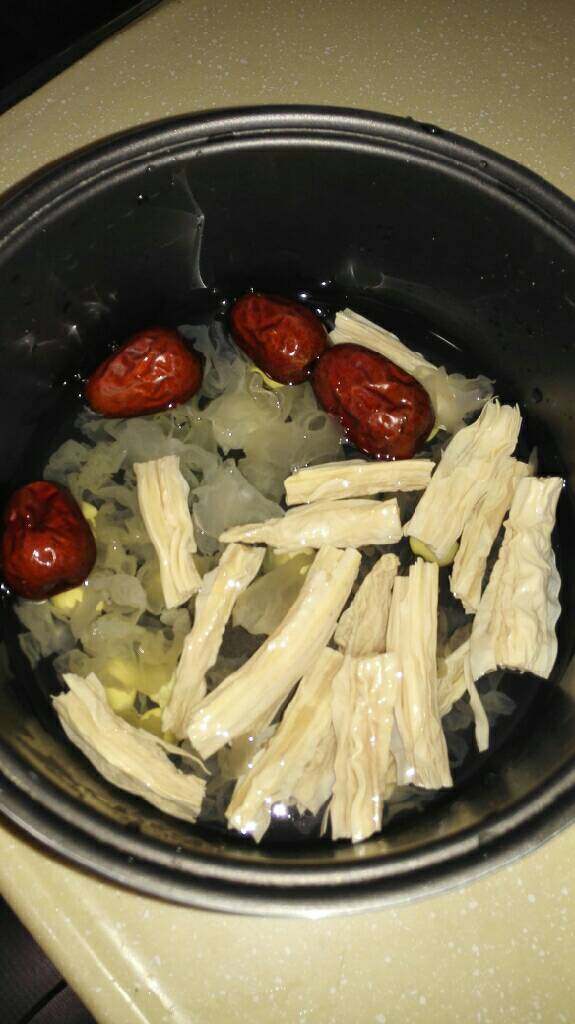 腐竹银耳银杏糖水,将所有材料入电饭锅内锅，加清水，启动煲汤键。