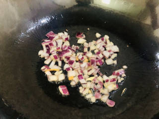 玉米虾仁蛋炒饭,锅中重新倒入少许底油，放入洋葱炒出香味。