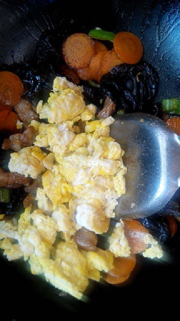 胡萝卜尖椒鸡蛋炒肉,最后倒入炒好的鸡蛋翻炒。