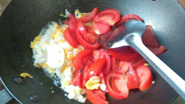 西红柿炒蛋,待鸡蛋煎熟，倒入切好的西红柿一起均匀翻炒大概三分钟，最后加适量的盐和<a style='color:red;display:inline-block;' href='/shicai/ 788'>生抽</a>。