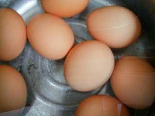卤蛋,鸡蛋煮熟，放入冷水中浸泡一会，剥壳备用
