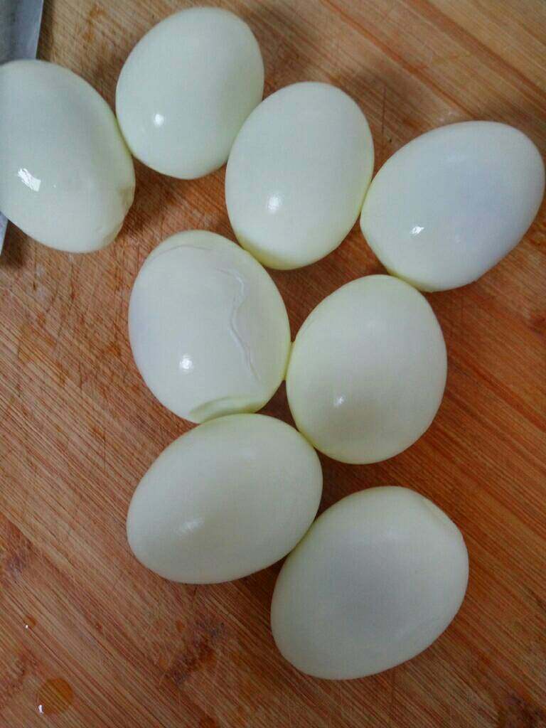 卤蛋,均匀的在鸡蛋上划上几刀，方面入味
