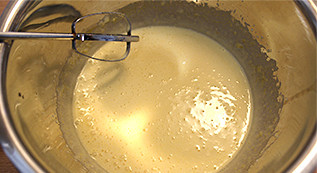 魔法蛋糕,将原料A混合，用电动打蛋器打至颜色泛白（双头，约3-5分钟）