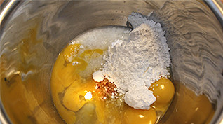 魔法蛋糕,鸡蛋常温，黄油融化至室温，牛奶温热