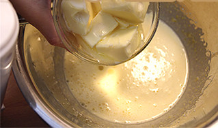 魔法蛋糕,加入融化至室温的原料B黄油，电动打蛋器打约1分钟混合均匀