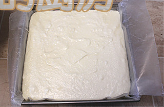 魔法蛋糕,然后倒入已经涂过油铺过油纸的8英寸（相当于20厘米）x8英寸的玻璃烤盘中，放入160度的烤箱烤60分钟