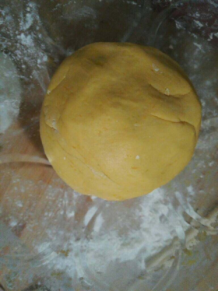 水晶南瓜饼,一边加粉一边搅拌，差不多成雪花絮用手揉成面团。