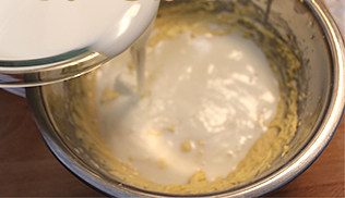魔法蛋糕,加入温热的牛奶（冷藏的600g牛奶微波90秒即可），用手握打蛋器搅匀后，再用电动打蛋器充分搅匀