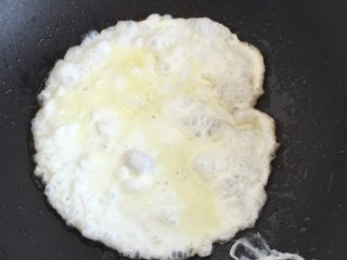 赛螃蟹,如图把蛋清放在锅里，摊皮