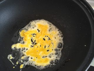 赛螃蟹,如图锅里剩下油烧热，倒入蛋黄，快速用筷子打散