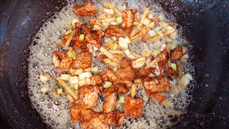 海带炒肉片,放入葱姜蒜爆香。