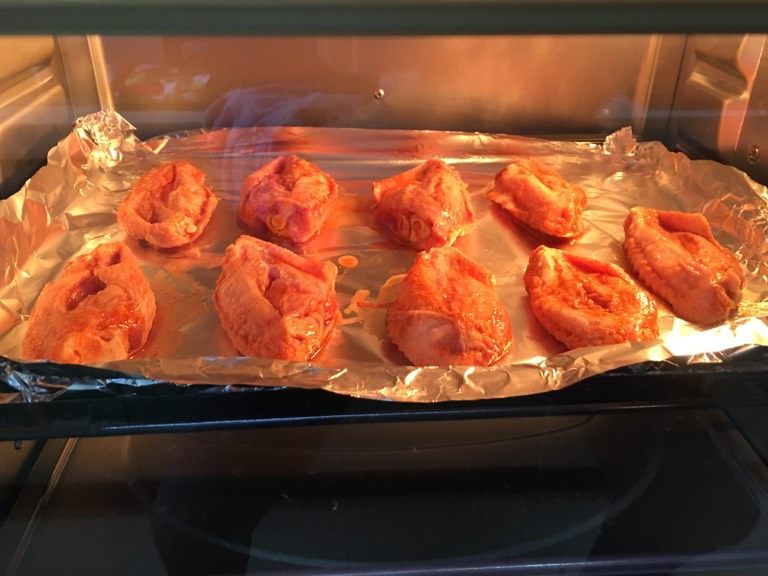 新奥尔良烤翅（烤箱版）,烤箱预热，中层210度，烤20分钟。（具体烤制时间，根据自家的烤箱功率）。