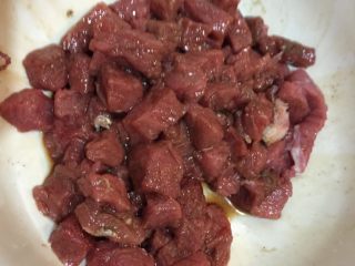 莜麦牛肉粒,牛肉洗净切大小合适的牛肉粒，加入料酒，盐，生抽，黑胡椒粉腌制15分钟。