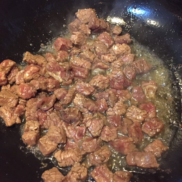 莜麦牛肉粒,如图锅中热油，油热（油温要高一点）放入牛肉粒快速翻炒至牛肉完全变色立马盛出备用。