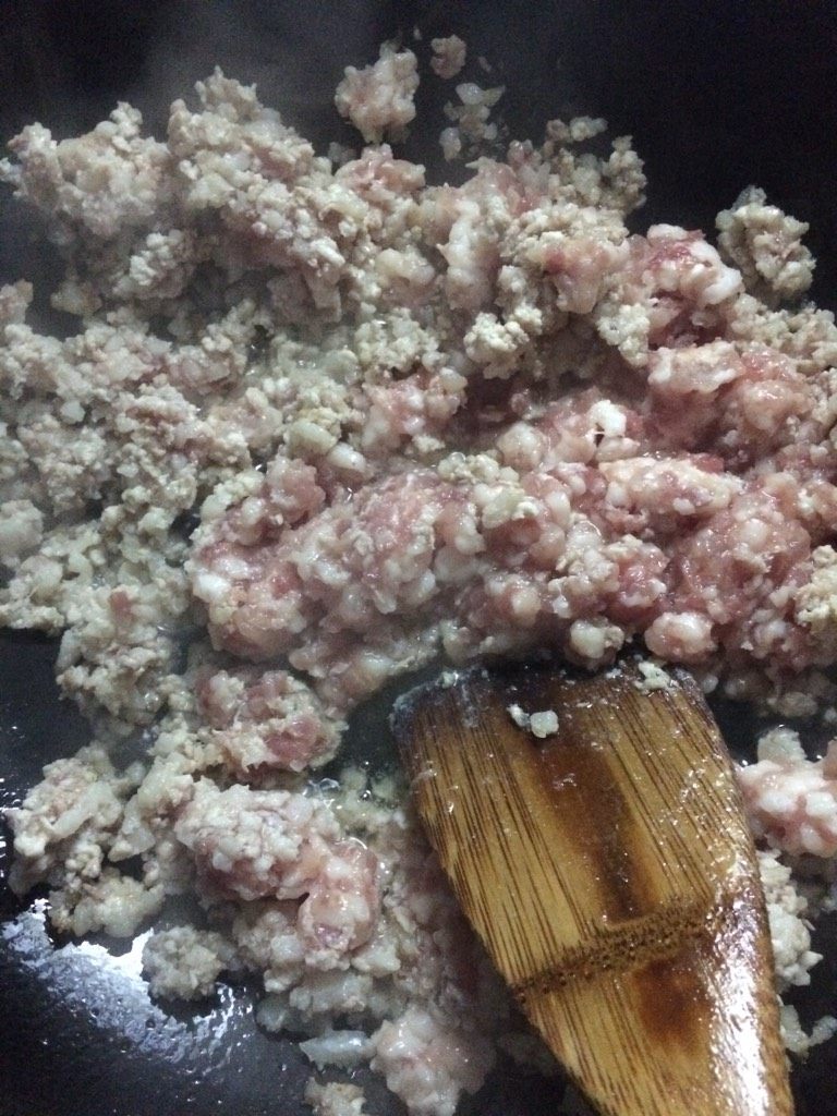 芽菜酱肉包,油锅烧热 放入肉末翻炒