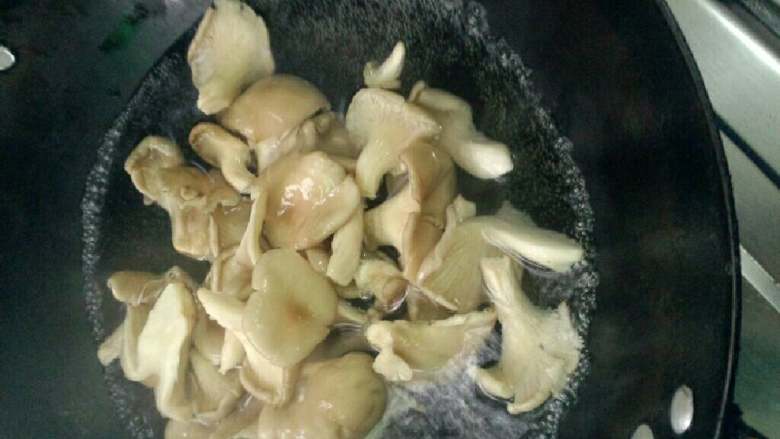 清炒菌菇,锅加水烧开，放菌菇过焯水，在捞出待用