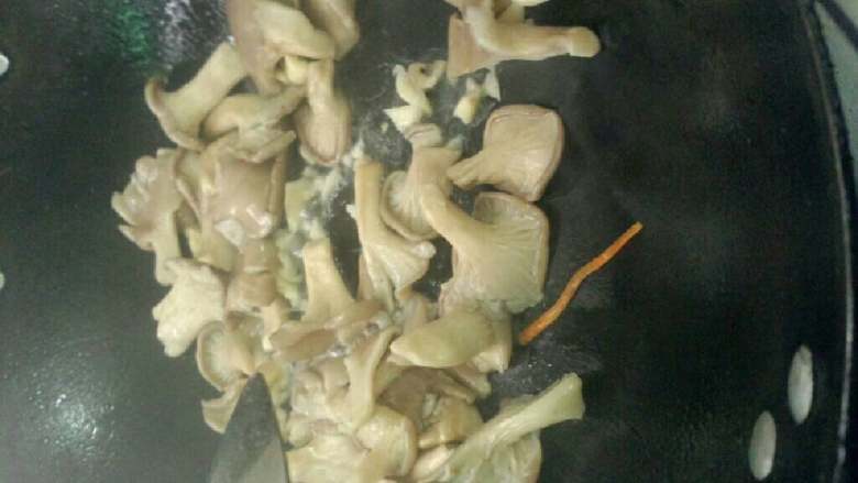 清炒菌菇,在放入菌菇炒
