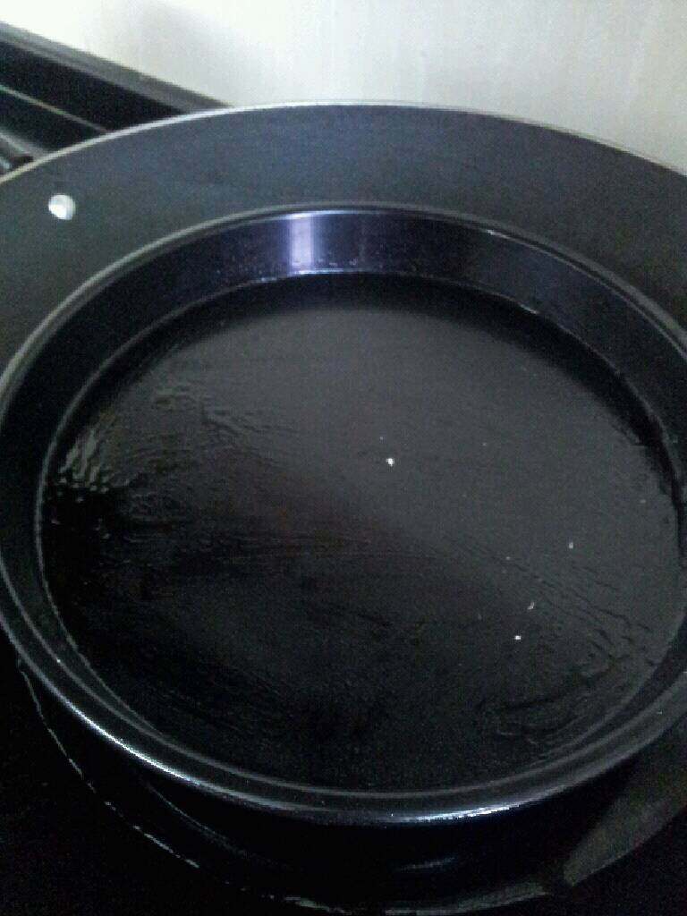 广式鸡蛋肠,锅加水烧开，保持有蒸气的状态，先放盘子蒸热，扫点油，