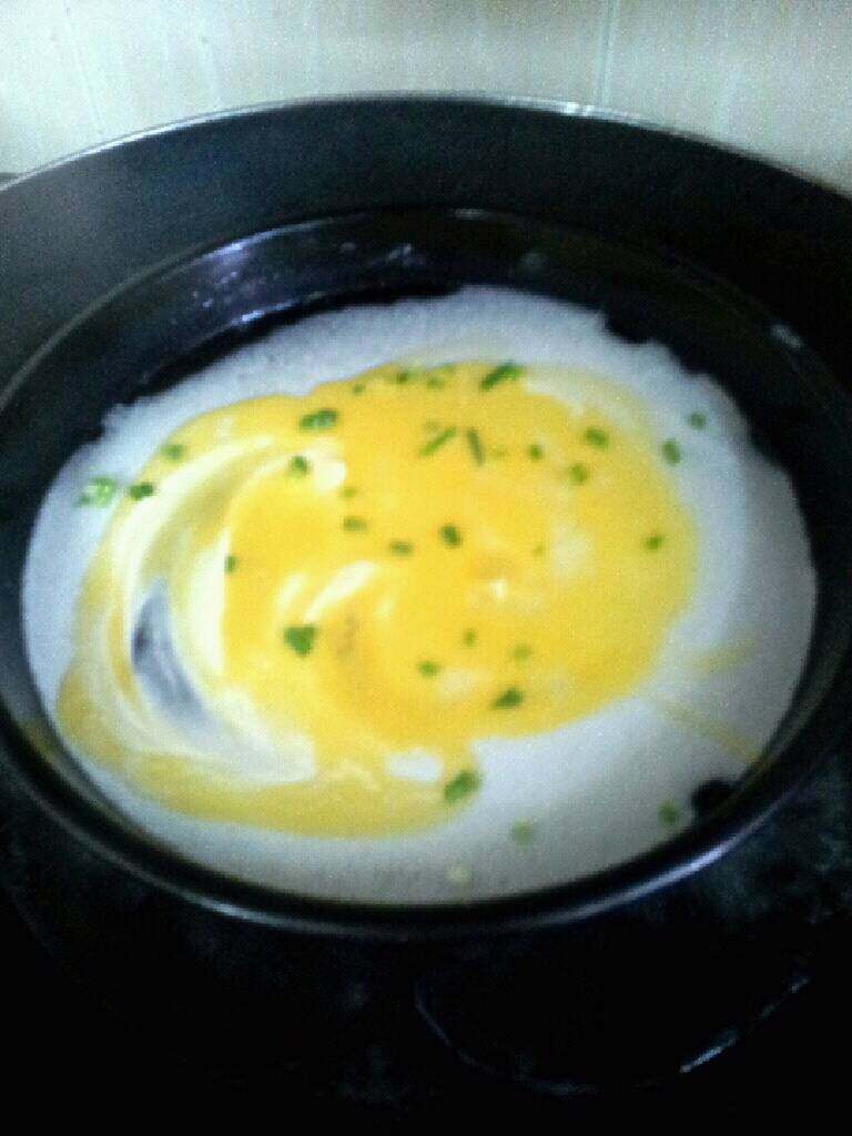 广式鸡蛋肠,舀进一勺米浆，摊均，薄薄一层，再舀一勺蛋液，划散，撒点小葱盖盖子，蒸几十秒至有气泡出现即可