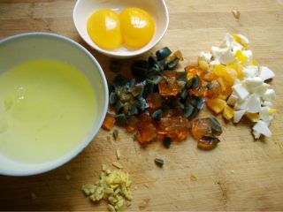 三色蒸蛋,如图咸蛋皮蛋切好，鸡蛋蛋清与蛋黄分开，姜切碎