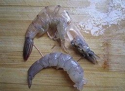 水晶虾饺,鲜虾买回，挑去虾线，以盐抓洗，入冰箱冷冻一小时，推出虾仁。