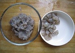 水晶虾饺,取三分之一，切成颗粒，另外三分之二剁成泥。