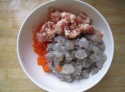 水晶虾饺,虾肉，胡萝卜末，猪肉糜放入大碗中。