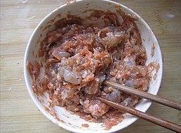 水晶虾饺,加入盐，植物油，糖，搅拌上劲，冷藏待用。