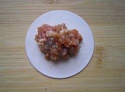 水晶虾饺,加入适量的馅料。