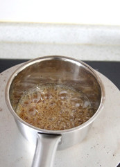 焦糖栗子酥,糖浆材料混合小火煮至焦糖色，浸冰水中立即降温；