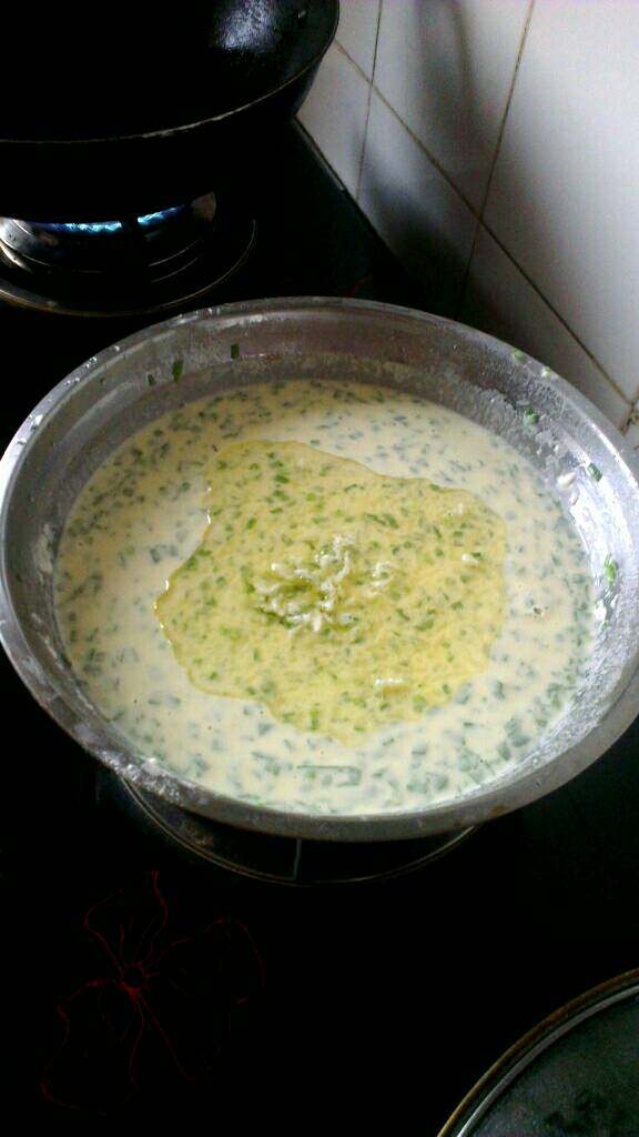 韭菜鸡蛋饼,锅内放少许油烧热，倒入拌好的菜糊容器中搅匀；