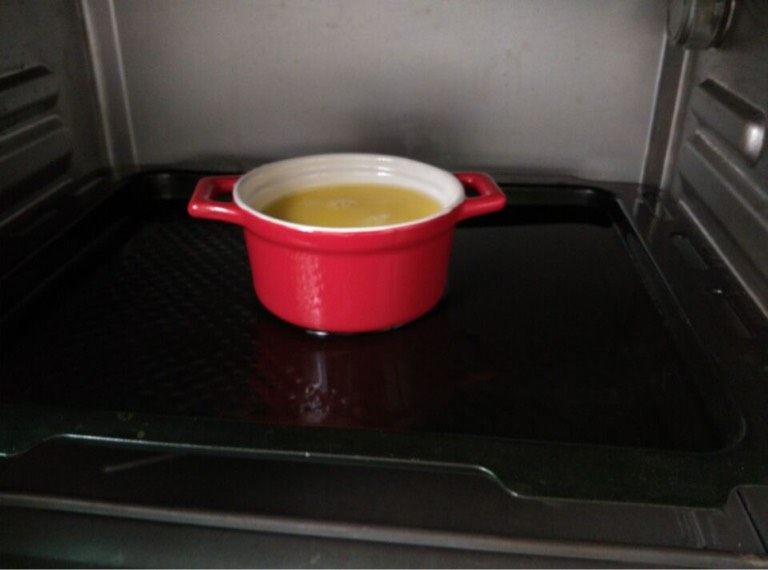 豆腐布丁,如图预热烤箱，烤盘放入1/3高的热水，放入布丁液，上下火160烤30分钟即可
