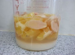生姜酵素,第二天基本上面是抽取出来的液体，下面是还未融化的砂糖；
