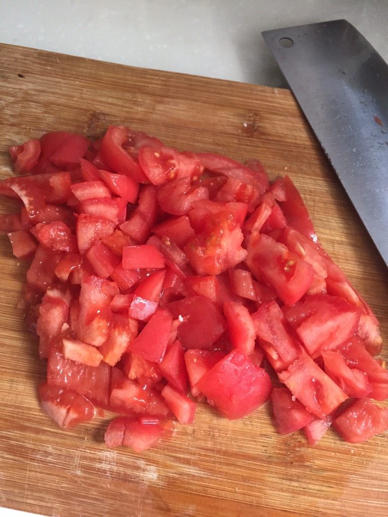 茄汁豆腐,在煎豆腐块时，把蕃茄去皮，切成小丁状！