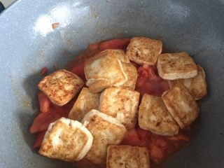 茄汁豆腐,再放入煎好的豆腐块