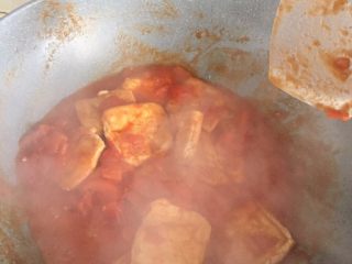 茄汁豆腐,炒匀，加少半碗水，盐、生抽、蕃茄酱，小火焖烧