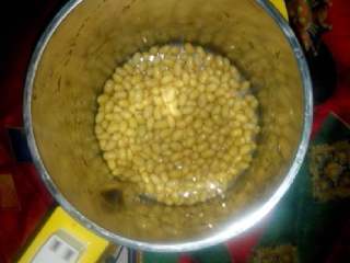香醇豆浆,捞出黄豆，放入豆浆机中。