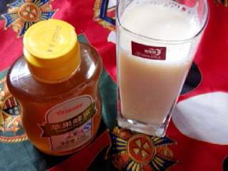香醇豆浆,原味豆浆就做好了，喜欢甜的可以加点蜂蜜或者白糖。