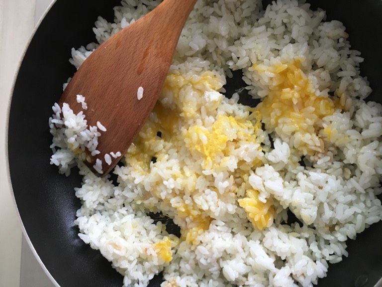 葱花蛋炒饭,打入一个鸡蛋，快速翻炒。