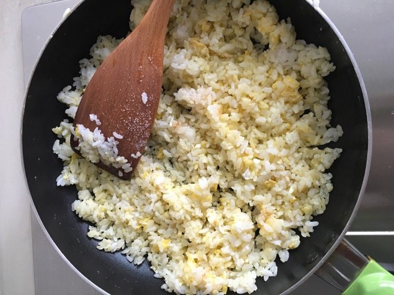 葱花蛋炒饭,米饭和鸡蛋翻炒均匀后，加点盐和鸡精，翻炒两下，撒点葱花即可。
