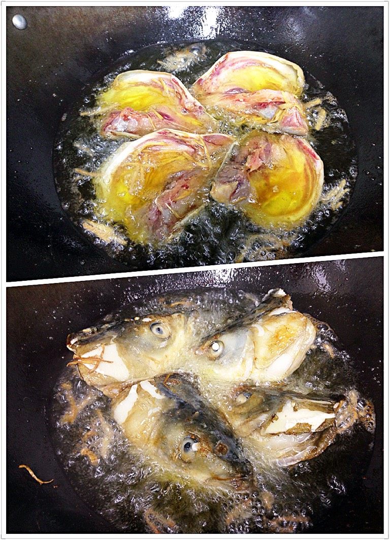 砂锅鱼头,热一锅油，热至筷子放入时会冒小气泡，把鱼头脸部朝下摆入油锅中，大火急炸2分钟，翻个个儿再炸2分钟。腌鱼头的盘子里剩有一些腌料，别倒掉。