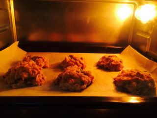 坚果燕麦饼干,烤箱180度预热5分钟，将烤盘放入后，上管180度20分钟，下管180度15分钟。
