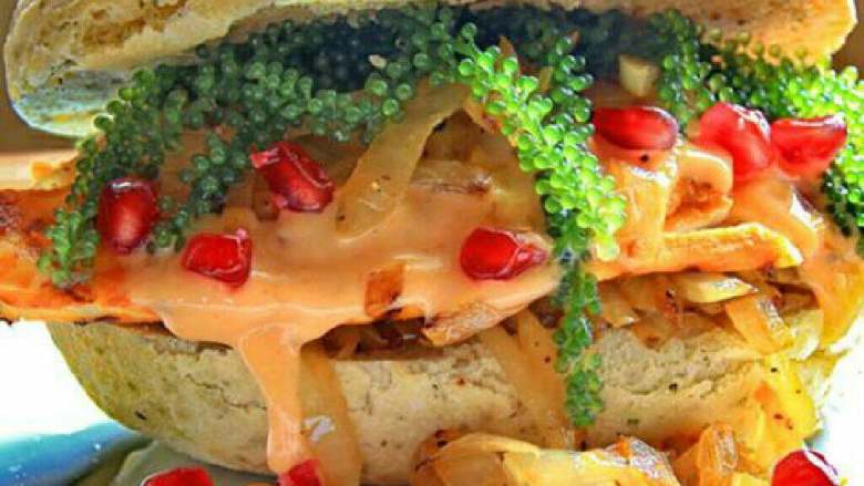 绿色鱼籽酱汉堡,鱼生用色拉酱拌匀，夹入汉堡片中、加入蕃茄片、生菜、海葡萄等即可