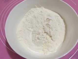 荷叶饼鸡肉蔬菜卷,如图面粉加入适量盐搅拌均匀