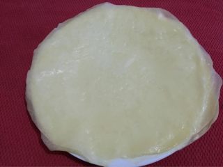 荷叶饼鸡肉蔬菜卷,如图擀好的面饼放到铺好蒸布的蒸锅中，每层刷油，捆起来蒸15-20分钟