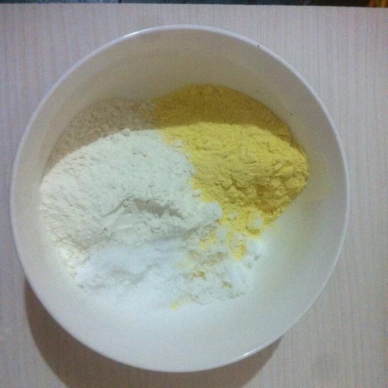 奶香玉米窝头,如图玉米面加入白面，砂糖搅拌均匀