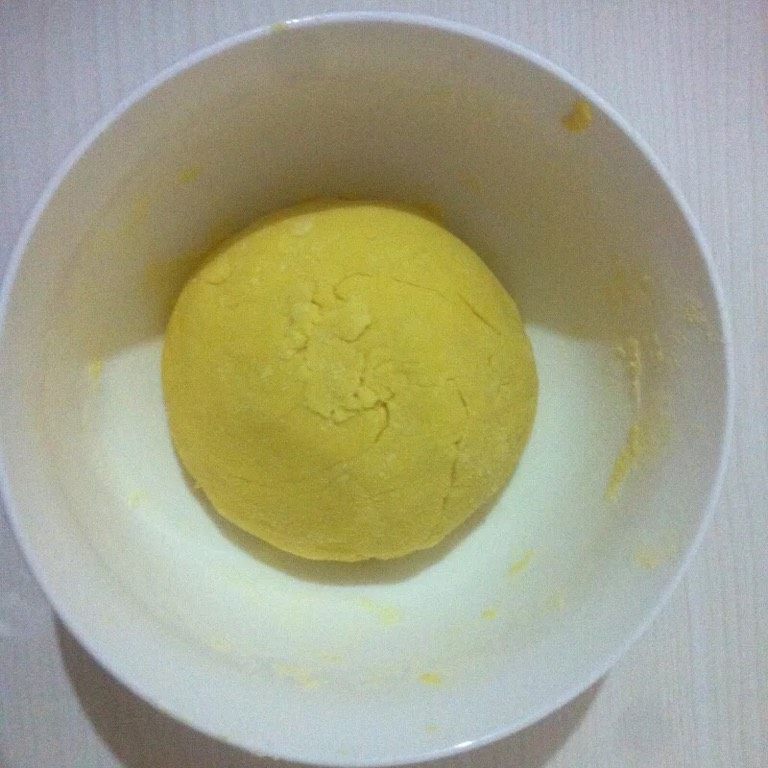 奶香玉米窝头,如图加入热牛奶和成面团。