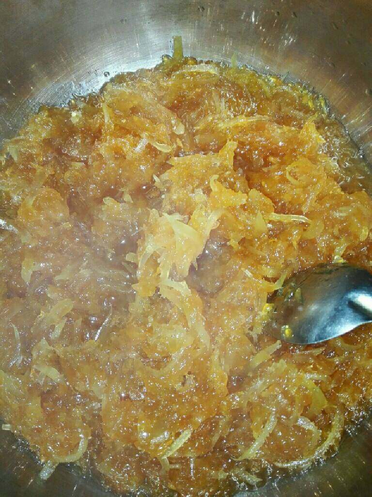 自制蜂蜜柚子茶,熬的时候要经常搅拌，防止冰糖粘锅，待水分收的差不多了，柚子肉粘稠的时候就可以关火了。